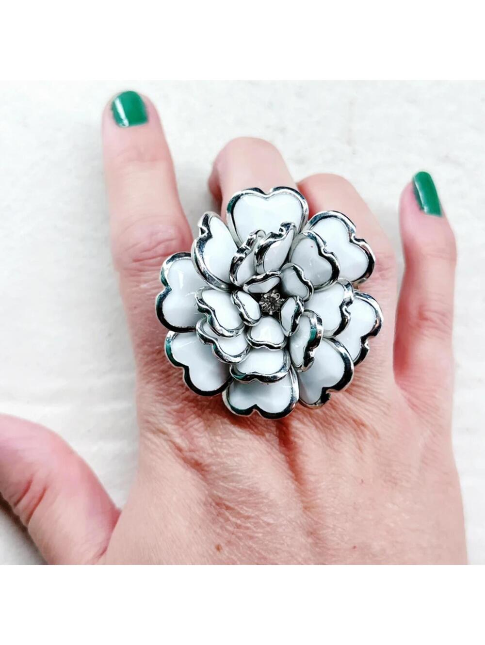 5242gc. White Flower Stretch Ring